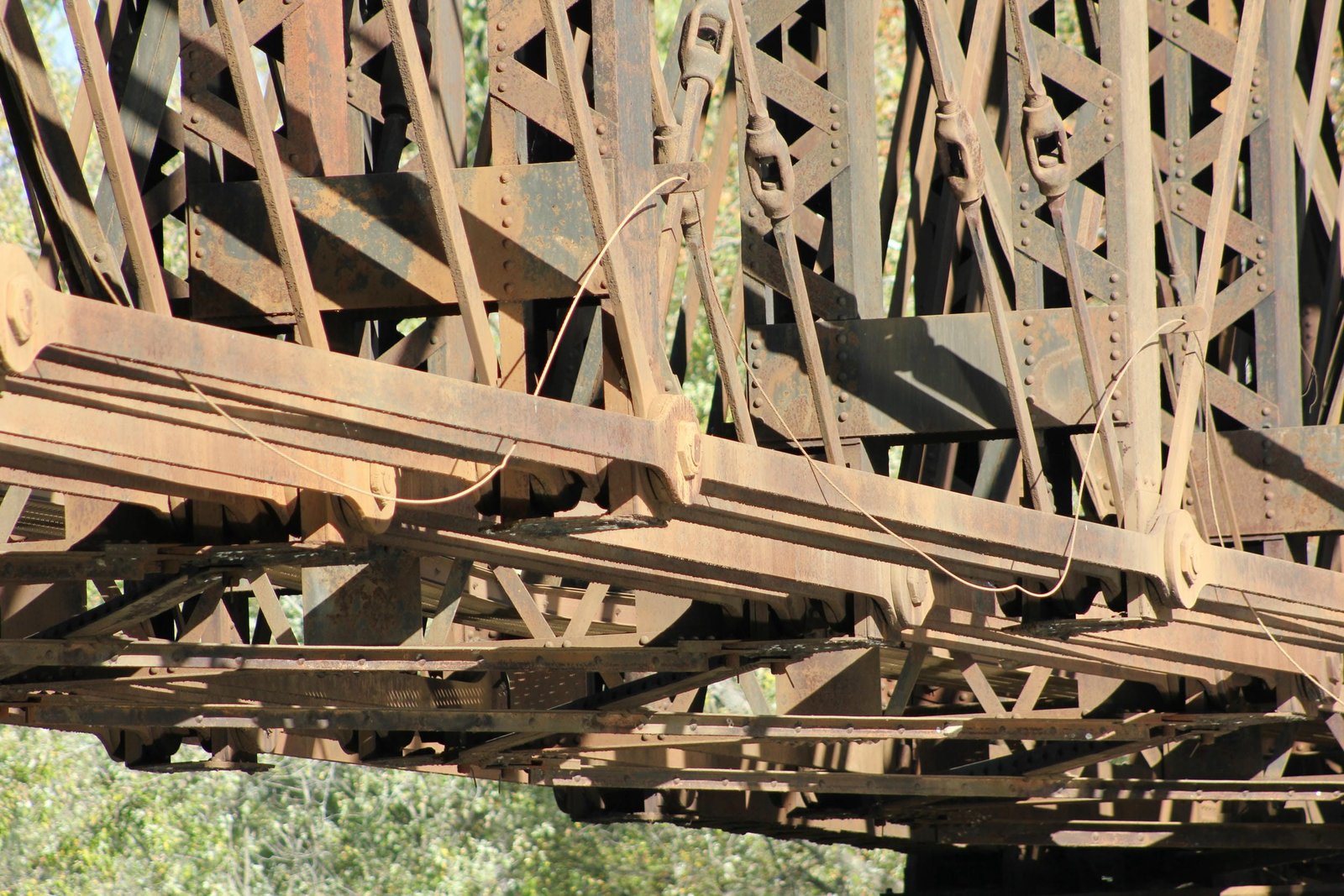 Lower connection, center truss span
